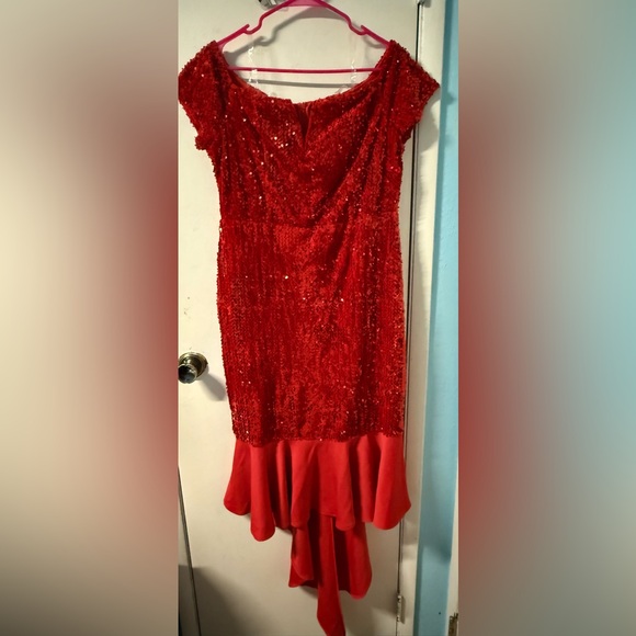 Elegant Red Off-Shoulder Sequin Dress - Picture 3 of 7
